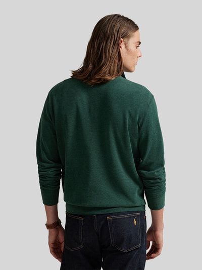 Männermodel trägt Regular Fit Sweatshirt aus Baumwoll-Mix von Polo Ralph Lauren in Dunkelgrün, schlichtes Design, Ganzkörperansicht Rückansicht.