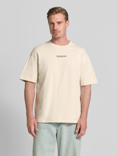 Męski t-shirt z nadrukiem, bawełna, krój relaxed fit, model 'Sauni' od Samsøe Samsøe, okrągły dekolt, długość tyłu w rozmiarze M: 72 cm, jasny beż, gładka faktura, Ganzkörperansicht von vorne.