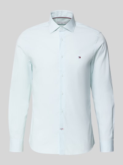 Produktfoto, Slim Fit Businesshemd aus Baumwoll-Mix von Tommy Hilfiger, efekt: wzór w paski, logo-stitching, kołnierzyk typu kent, długi rękaw, mankiet zapinany na 1 guzik, mieszanka bawełny