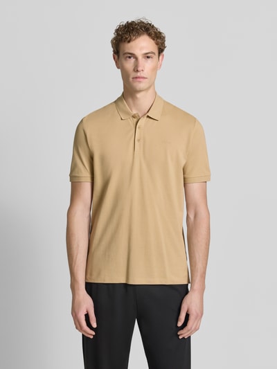 Männermodel trägt regular fit poloshirt aus puur katoen model 'DONOS222' van HUGO in beige, heren poloshirt, ganzkörperansicht von vorne.