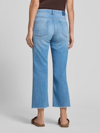 Frauenmodel trägt Bootcut-Jeans aus Baumwoll-Mix Modell 'FRANCESCA' von Cambio in heller Jeans-Optik, Damen Bootcut-Jeans von Cambio, Ganzkörperansicht Rückansicht.