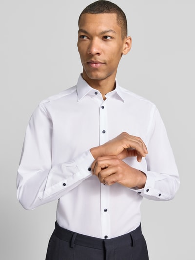 Männermodel trägt Regular Fit Business-Hemd mit Kentkragen von Christian Berg Men in Weiß, Reine Baumwolle, Nahaufnahme Oberkörper. Schulterbreite: 47 cm, Rückenlänge: 78 cm, Ärmellänge: 65 cm, Knopfleiste, Sportmanschetten, abgerundeter Saum.