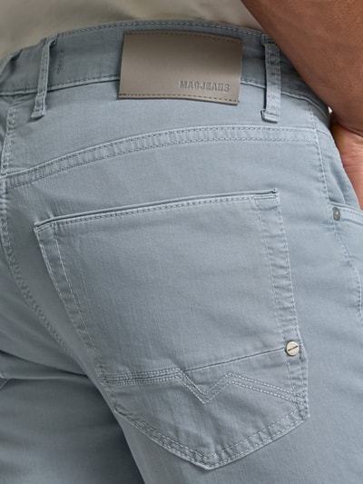 Männermodel trägt Hose mit Eingrifftaschen Modell 'Arne Pipe' von MAC in Hellblau, Baumwoll-Mix mit Stretch-Anteil, Detailaufnahme Rückansicht. Herren Hose im Slim Fit mit Knopf- und Reißverschluss, Bundweite 43 cm, Innenbeinlänge 83 cm.