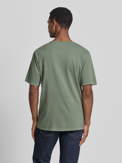 Männermodel trägt T-Shirt mit Rundhalsausschnitt und Knopfleiste von Jack & Jones Premium in Grün, Reine Baumwolle, Regular-Fit, Rückenlänge 68 cm bei Größe M, Ganzkörperansicht Rückansicht.