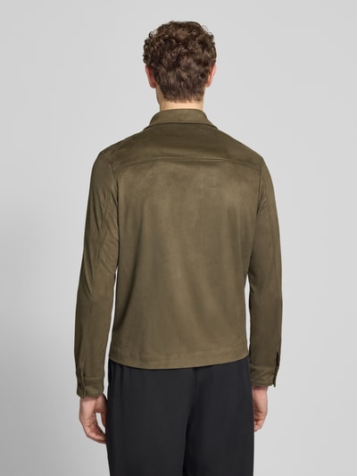 Męskimodel nosi Regular Fit Hemdjacke mit Kentkragen Modell 'TOTO' von CINQUE, mieszanka materiałów z dodatkiem streczu, krój regular fit, kołnierzyk typu kent, listwa guzikowa, długość tyłu w rozmiarze M 67 cm, kolor oliwkowy, gładka faktura, pełny widok tyłu.