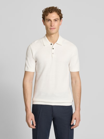 Männermodel trägt Regular Fit Poloshirt mit Strukturmuster Modell 'Riley' von Jack & Jones Premium, cremeweiß, reine Baumwolle, Ganzkörperansicht von vorne.