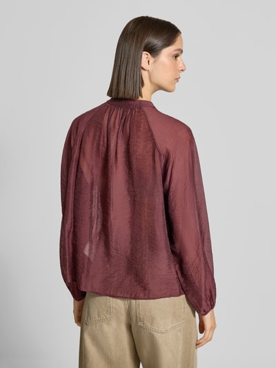 Frauenmodel trägt Oversized Langarmbluse aus Lyocell-Mix Model 'Fabrielle' von OPUS in dunklem Rotton mit leichter Struktur, Ganzkörperansicht Rückansicht. Damen Langarmbluse von OPUS.