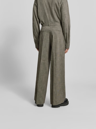 Männermodel trägt Wide Fit Stoffhose aus Viskose-Mix von WON HUNDRED, elastischer Viskose-Mix, Gesäßtaschen, Bügelfalten, Haken- und Reißverschluss, Bundweite 43 cm, Innenbeinlänge 80 cm, grau meliert, Ganzkörperansicht Rückansicht.