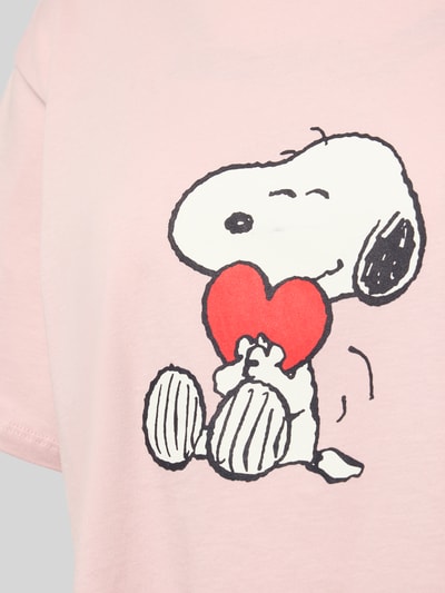 Frauenmodel trägt Pyjama-Oberteil mit Motiv-Print von Jake*s Casual in Rosa, reine Baumwolle, Relaxed-Fit, Rundhalsausschnitt, Nahaufnahme Oberkörper.