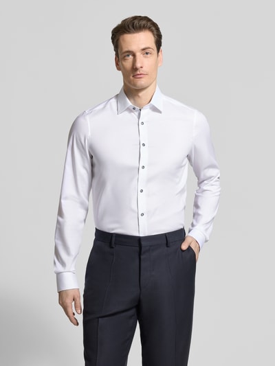 Männermodel trägt Body Fit Business-Hemd mit Kentkragen von OLYMP Level Five in Weiß, Baumwoll-Elasthan-Mix, Knopfleiste, Ganzkörperansicht von vorne. Rückenlänge 83 cm, Schulterbreite 44 cm, Ärmellänge 73 cm bei Größe 40L.