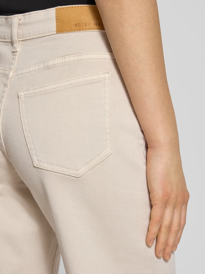 Frauenmodel trägt Straight Fit Jeans im 5-Pocket-Design Modell 'Olanda' von Noisy May aus elastischem Baumwoll-Mix, Detailaufnahme Rückansicht.