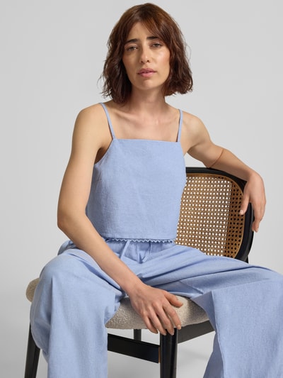 Frauenmodel trägt Regular Fit Top mit Spitzenbesatz Modell 'Feoly' von American Vintage, hellblau, Spaghettiträger, Baumwolle, Nahaufnahme Oberkörper.