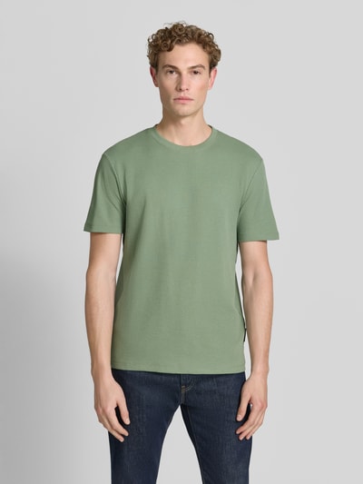 Männermodel trägt Regular Fit T-Shirt aus Baumwoll-Mix von Tom Tailor Denim in Optik: Unifarben, Rundhals-Ausschnitt, Kurzarm, Ganzkörperansicht von vorne.