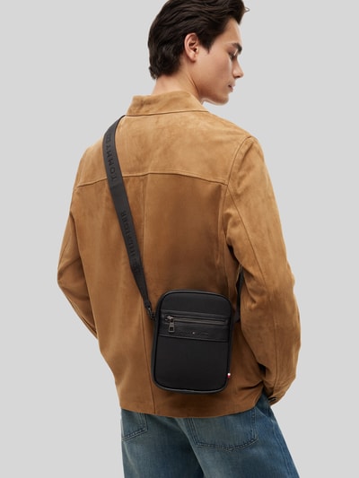 Tommy Hilfiger Umhängetasche mit Reißverschluss und Logo-Detail BLACK 1