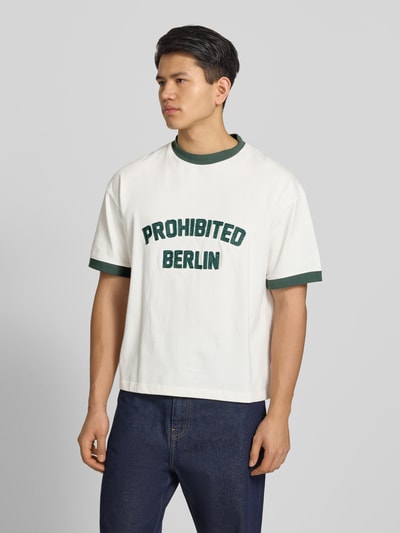 Männermodel trägt weißes Herren T-Shirt mit Label-Stitching Modell 'Rush' von PROHIBITED aus Reine Baumwolle, Regular-Fit, Rundhalsausschnitt; Ganzkörperansicht von vorne. Rückenlänge bei Größe M: 65 cm.