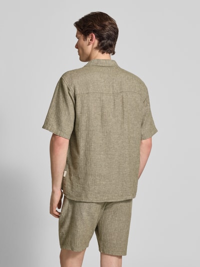 Männermodel trägt Regular Fit Leinenhemd mit Reverskragen Modell 'DYLAN' von Redefined Rebel im Leinen-Baumwoll-Mix, Ganzkörperansicht Rückansicht.
