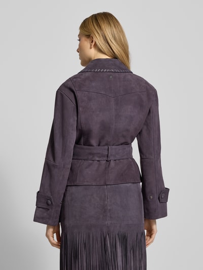 Vrouwenmodel draagt Lederjacke met Bindegürtel van Marc Cain, echt leer, getailleerd met reverskraag en ceintuur, paars, rugaanzicht.