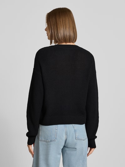 Kobiece modelka nosi Relaxed Fit Pullover aus Baumwoll-Mix Modell 'Maysa' od NOISY MAY®, czarny, faktura dzianiny, widok całej sylwetki z tyłu.