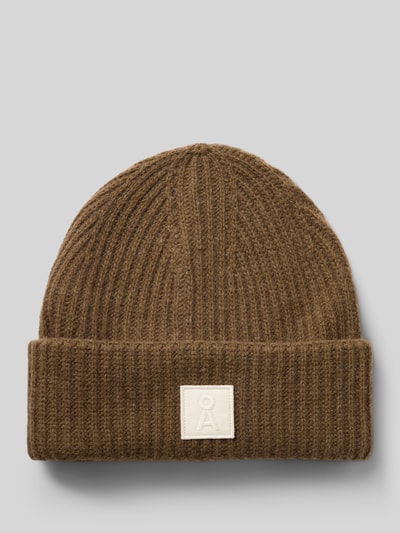 Produktfoto, braune, gerippte Struktur, rechteckiges Label vorn, Mütze aus reiner Wolle Modell 'ICONIC Å WOOL' von ARMEDANGELS, Damen Mütze