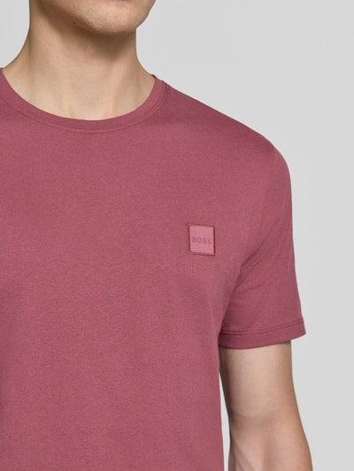 Mężczyznamodel nosi Regular Fit T-Shirt aus reiner Baumwolle Modell 'TALES' von BOSS Orange w odcieniu ciemnego różu, Nahaufnahme Oberkörper.