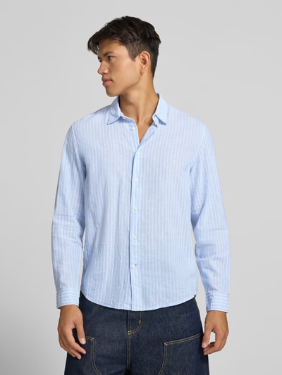 Männermodel trägt Regular Fit Freizeithemd aus Leine-Baumwoll-Mix Modell 'PHILIPPE' von Pepe Jeans, hellblau gestreift, Ganzkörperansicht von vorne.