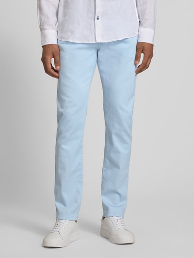 Männermodel trägt hellblaue Jeans mit Label-Detail Modell 'Lyon' von Pierre Cardin aus Baumwoll-Mix, Regular Fit, Ganzkörperansicht von vorne.