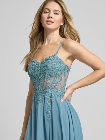 Vrouwenmodel draagt Regular Fit avondjurk met florale kanten applicatie van Luxuar, semitransparant, siersteendetail, spaghetti-bandjes, nahaufnahme bovenlichaam.
