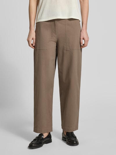 Frauenmodel trägt Barrel Fit Hose aus Baumwoll-Mix von Marc O'Polo, Optik: Unifarben, Passform: Barrel Fit, Materialverarbeitung: Twill, Ganzkörperansicht von vorne.