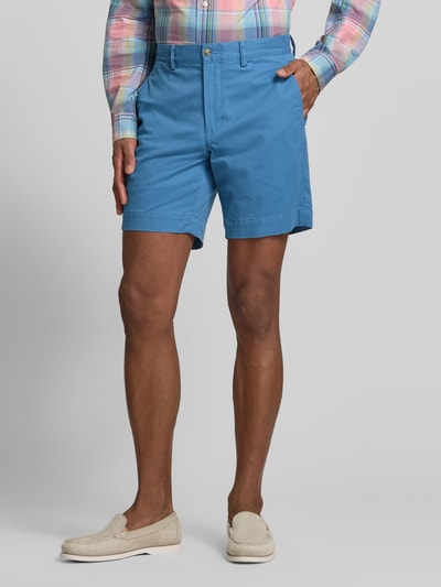 Männermodel trägt Straight Fit Chinoshorts aus Baumwoll-Mix von Polo Ralph Lauren, Optik: Unifarben, Logo-Detail, Ganzkörperansicht von vorne.