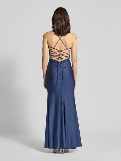 Vrouwenmodel draagt Slim Fit Avondjurk in Glitterlook van Mascara met plooien, loopsplit, spaghettibandjes, rugdecolleté, vetersluiting, naadritssluiting, ruglengte 150 cm, borstwijdte 27 cm, Ganzkörperansicht Rückansicht.