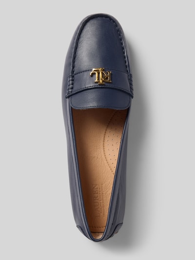 Produktfoto, granatowy Loafer aus echtem Rindsleder Modell 'BARNSBURY' von Lauren Ralph Lauren, gładka faktura, kwadratowy nosek, płaski obcas, złota aplikacja z logo, jednolity kolor, otwarty fason, skórzana wkładka, profilowana podeszwa