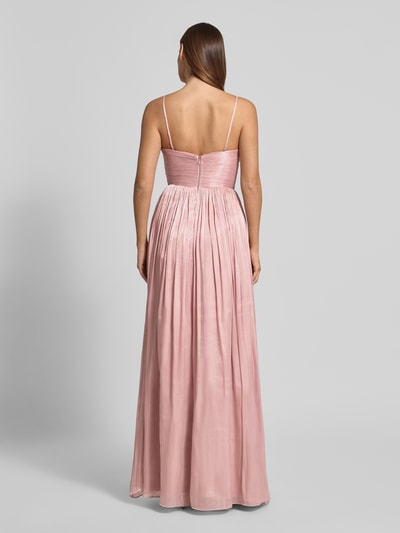 Frauenmodel trägt Abendkleid mit Seitenschlitz und Spaghettiträgern von Luxuar, schimmerndes Maxikleid in A-Linie, Rückenreißverschluss, Ganzkörperansicht Rückansicht.