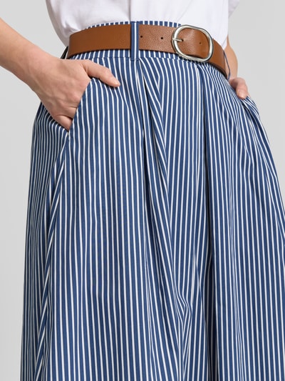 Vrouwenmodel draagt Maxirok im Allover-Look mit Gürtel van Zero, mix van katoen en elastaan, A-lijn, blauw-wit gestreept, detailopname taille met riem, bandwijdte maat 36: 35 cm, totale lengte maat 36: 97 cm.