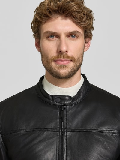 Männermodel trägt Regular Fit Jacke aus echtem Lammleder Modell 'JACE' von Strellson, Herren Lederjacke, schwarze Farbe, Nahaufnahme Oberkörper.