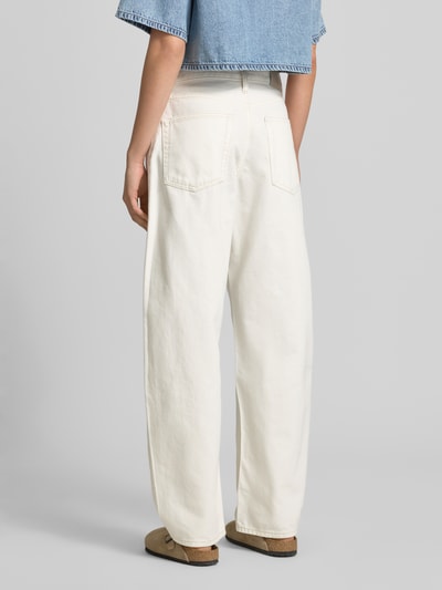 Frauenmodel trägt Barrel Jeans im 5-Pocket-Design mit Label-Detail von Calvin Klein Jeans aus reiner Baumwolle in Relaxed Fit, cremefarben, Ganzkörperansicht Rückansicht.