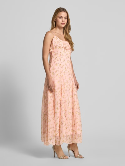 Frauenmodel trägt Abendkleid mit Spaghettiträgern Modell 'SOIREE' von YAS aus rosafarbenem Chiffon mit Volant und floralem Muster, Maxikleid, Taillierter Schnitt, Rückenlänge 131 cm, Brustweite 127 cm, Ganzkörperansicht von vorne.