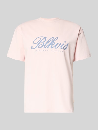 Produktfoto, T-Shirt mit Label-Print und Rundhalsausschnitt von BLKVIS in zartem Rosa, Reine Baumwolle, Regular-Fit, Rückenlänge 68 cm bei Größe M