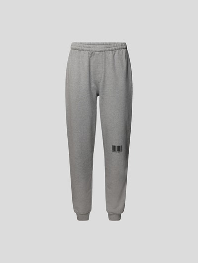 VTMNTS Sweatpants mit Label-Prints Hellgrau meliert 2