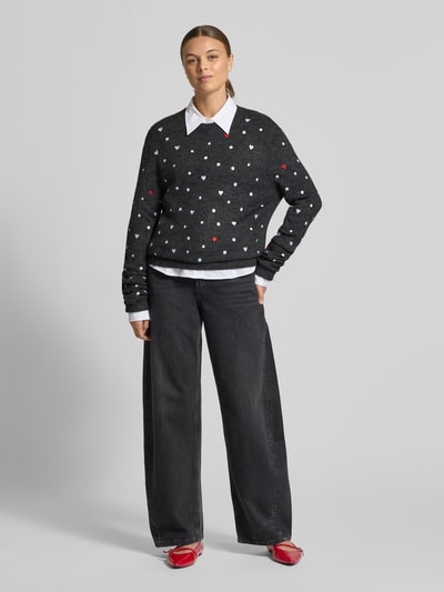 Frauenmodel trägt Regular Fit Strickpullover mit Stickereien von Tom Tailor Denim, unifarben, Crew Neck, langarm, gerippte Abschlüsse, Ganzkörperansicht von vorne.