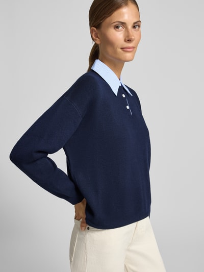 Frauenmodel trägt Strickpullover mit Hemdblusenkragen Modell 'PAULIN' von SUNCOO PARIS in Dunkelblau mit Regular Fit, Material-Mix, Ganzkörperansicht von vorne.