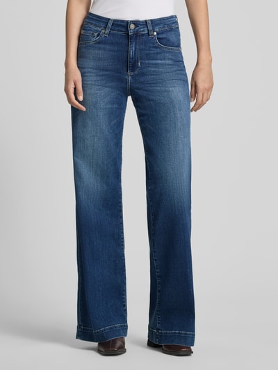 Frauenmodel trägt Flared Fit Jeans aus Baumwoll-Mix von Liu Jo White in Blau mit 5-Pocket-Design, Knopf- und Reißverschluss, Nahaufnahme Oberkörper.