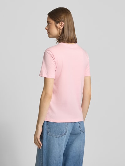 Frauenmodel trägt Regular Fit T-Shirt aus reiner Bio-Baumwolle Modell 'POLLY' von Only, Optik: Unifarben, Materialverarbeitung: Jersey, Ganzkörperansicht Rückansicht.