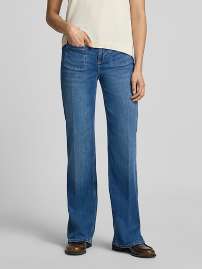Vrouwenmodel draagt blauwe wide fit jeans uit katoenmix Model 'Carie' van someday, met gulp en achterzakken, voorkant volledig te zien.
