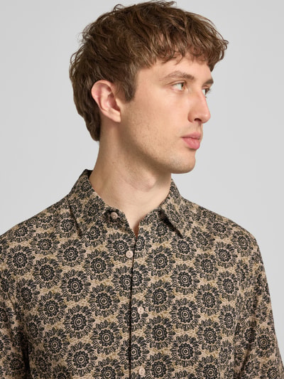 Männermodel trägt Regular Fit Freizeithemd aus reiner Baumwolle Modell 'JOHNSON' von Only & Sons mit Allover-Muster, Nahaufnahme Oberkörper.