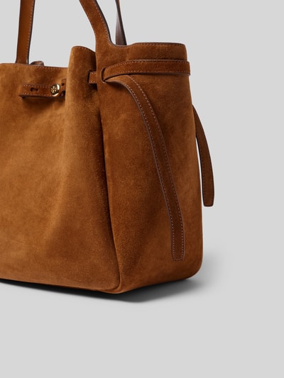 Produktfoto, Tote Bag in Suede-Optik von Tory Burch in Braun mit Logo-Detail, schmalen Schulterriemen, Hauptfach mit Magnetverschluss, Reißverschlussfach innen, Maße 40 cm Breite, 2 cm Länge, 17 cm Tiefe