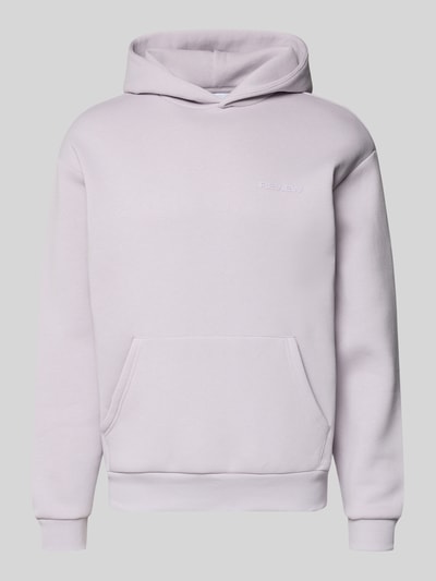 Produktfoto, Hoodie mit Känguru-Tasche von REVIEW in Hellviolett, lockere Passform, elastische Abschlüsse, Label-Detail auf Brust