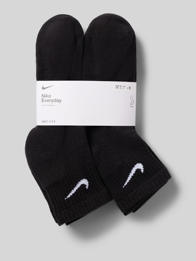 Produktfoto, schwarze Socken aus Baumwoll-Mix im 6er-Pack von Nike, weiße Logostickerei, glatte Struktur, Herren Socken von Nike