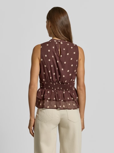 Vrouwenmodel draagt blouse met opstaande kraag, getailleerde pasvorm, Sierstrik, mouwloos design, met ruches, Model 'Ansol' van Neo Noir, ruglengte maat 36: 54 cm, Ganzkörperansicht Rückansicht.