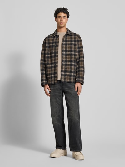 Männermodel trägt Jeans mit 5-Pocket-Design von Calvin Klein Jeans, gerade geschnitten, reine Baumwolle, Ganzkörperansicht von vorne.