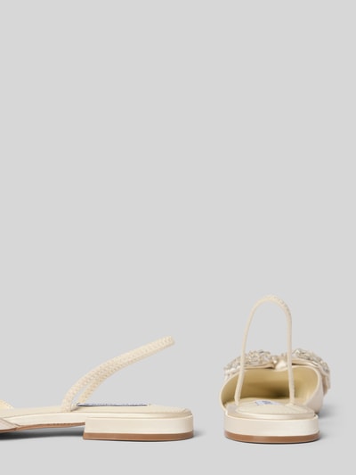 Produktfoto, Slipper mit Ziersteinbesatz Modell 'Sloane' von Steve Madden in Creme, spitze Passform, offene Ferse, Zierschleife, glatte Sohle, Absatzhöhe bei Größe 40: 2 cm.